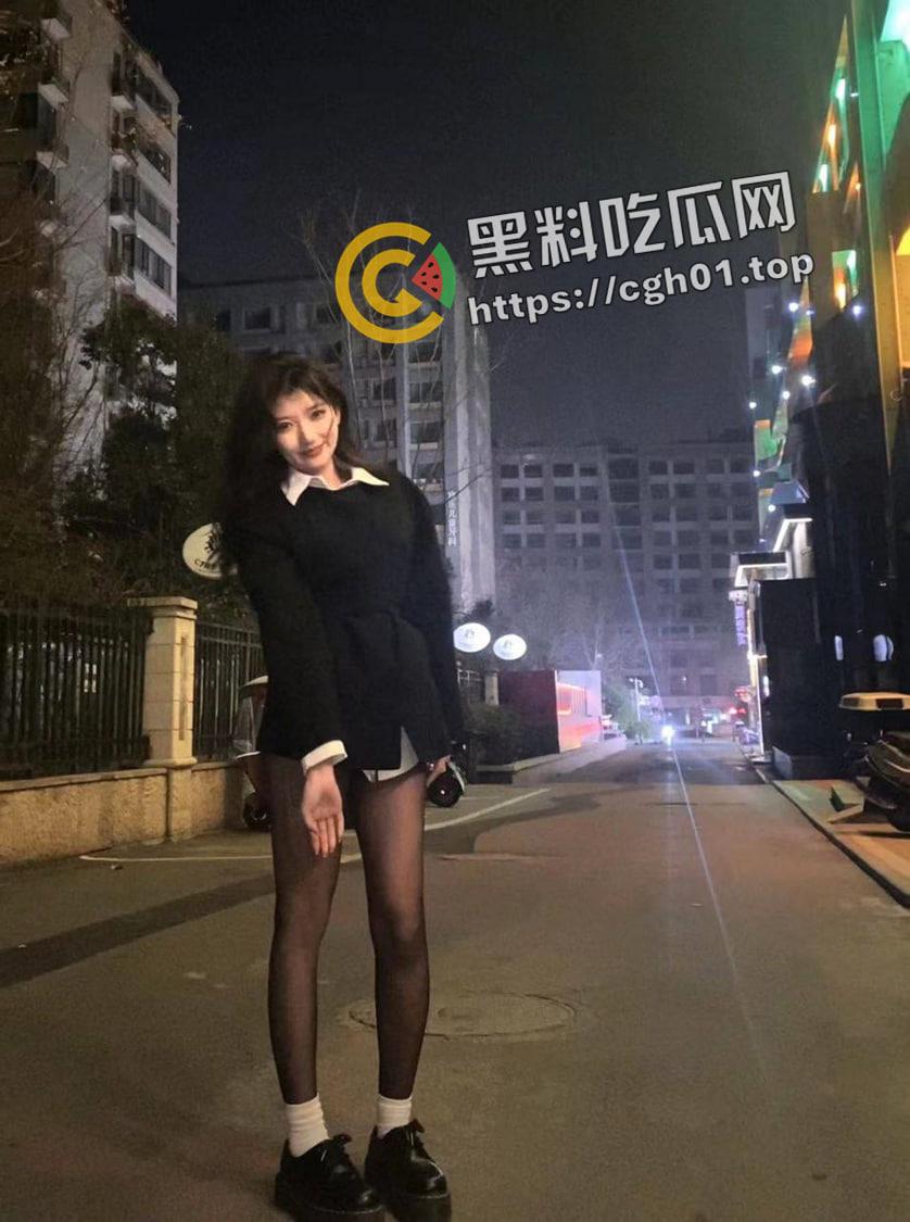 网红被屌丝伪装富二代约炮 清纯脸蛋被大屌肆意拍打 哭也要吃下去哦-4