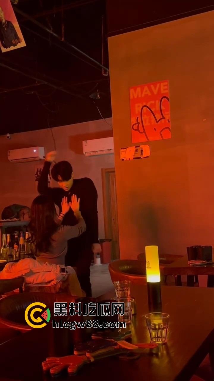 富婆夜生活太疯了，男模腹肌刚一掀开，富婆当场走不动道，直接伸手摸还舔得满脸陶醉！-9