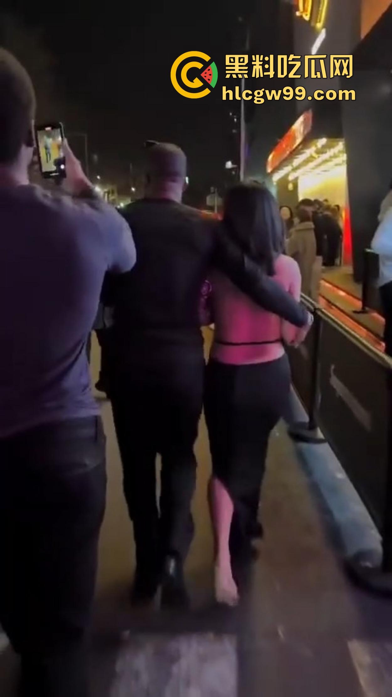 肤色不是问题,酒吧ezgirl女孩最爱吃巧克力鸡巴,巴西牛排逼免费送操,还能无套一发到底!-1