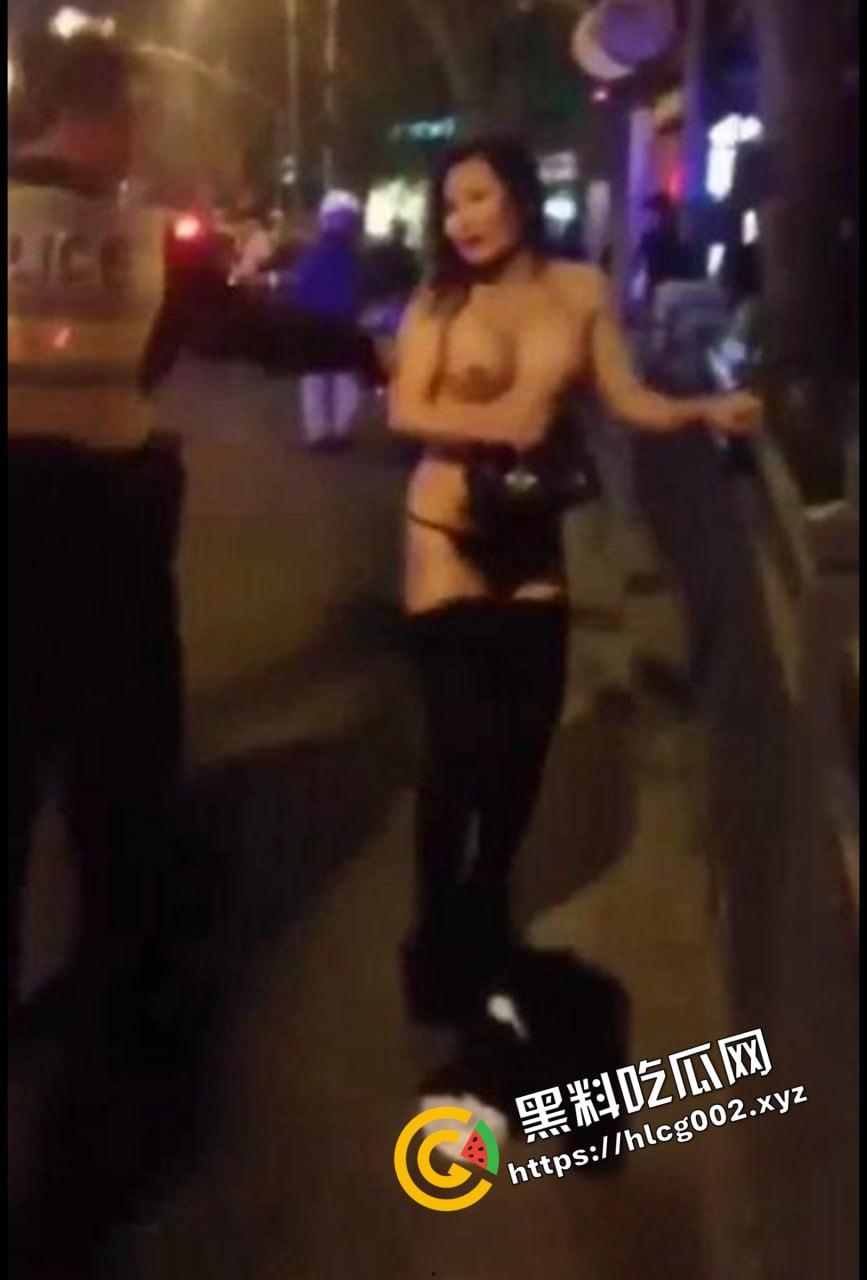 上海醉酒女当街脱衣求外国人操她 结果被警方制止并带走! 还叫警察帮忙掰开自己的屁眼-1