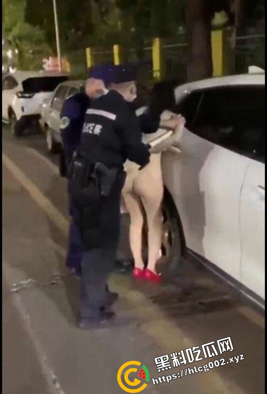 上海醉酒女当街脱衣求外国人操她 结果被警方制止并带走! 还叫警察帮忙掰开自己的屁眼-3