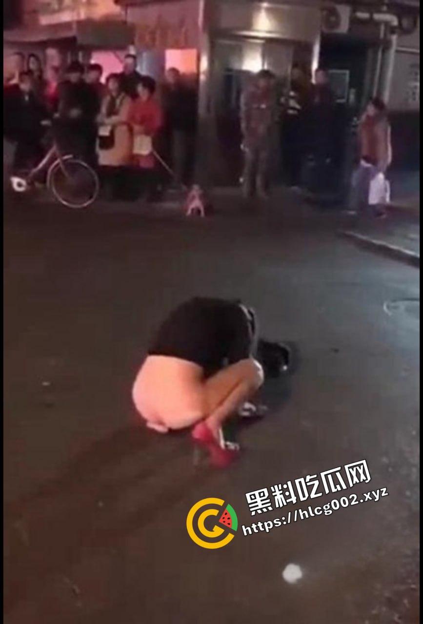 上海醉酒女当街脱衣求外国人操她 结果被警方制止并带走! 还叫警察帮忙掰开自己的屁眼-4