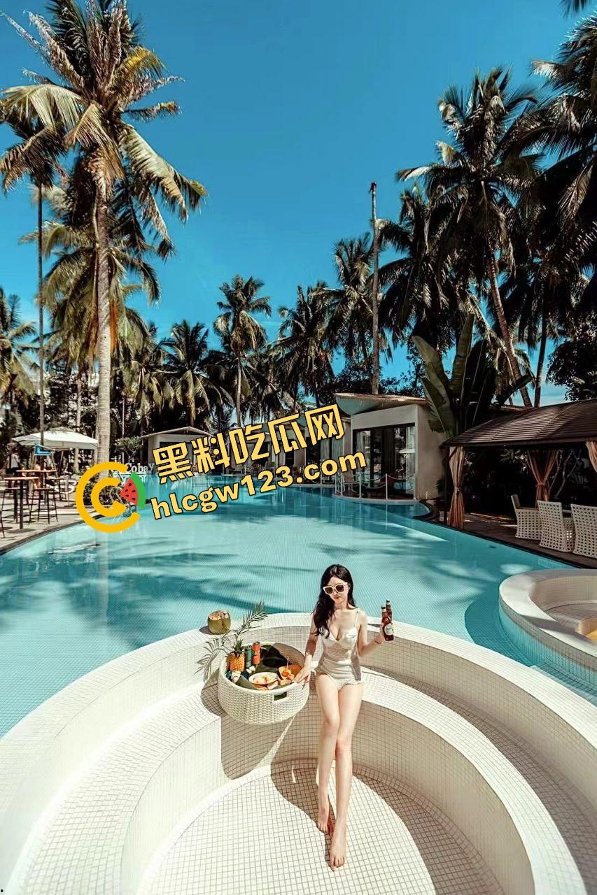 公交车上骚逼暴露狂掀衣亮美乳，奶子挺翘晃眼半露，淫水滴地板，路人馋得想冲上去猛捏一把爽爆裤裆！-2