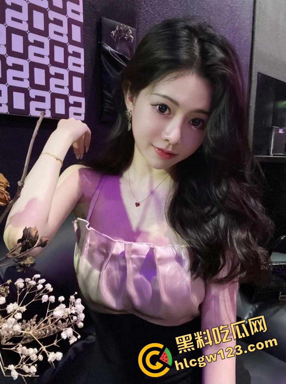 公交车上骚逼暴露狂掀衣亮美乳，奶子挺翘晃眼半露，淫水滴地板，路人馋得想冲上去猛捏一把爽爆裤裆！-3