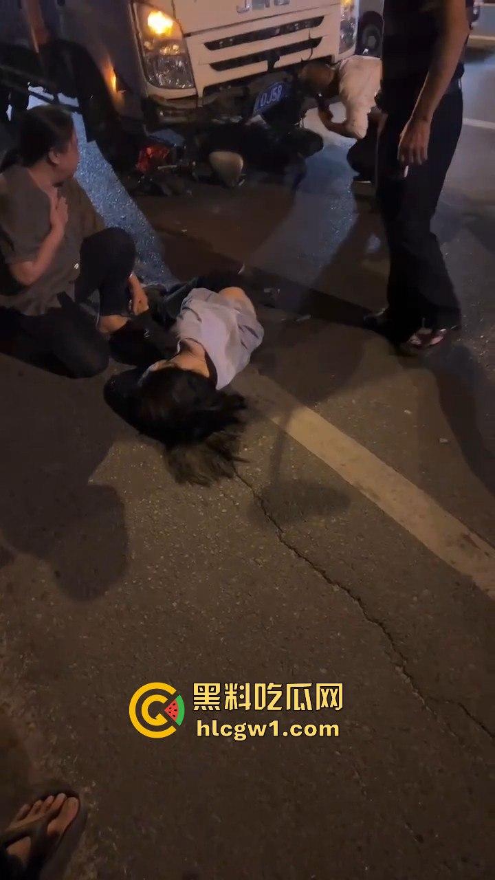 潮州龙湖镇大货车直接撞死俩小孩，惨到司机吓傻，路人哭得肝肠寸断！-9