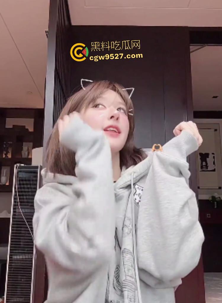 大明星【赵露思】直播扎头发，穿低胸装故意低头，走光露奶，露完后还装不小心，骚货是演不出来的！-4