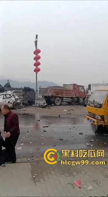 夺命惊魂！四川巴中公路变修罗场，渣土车疯狂冲撞血溅街头，多车成废铁，五人丧命！-4