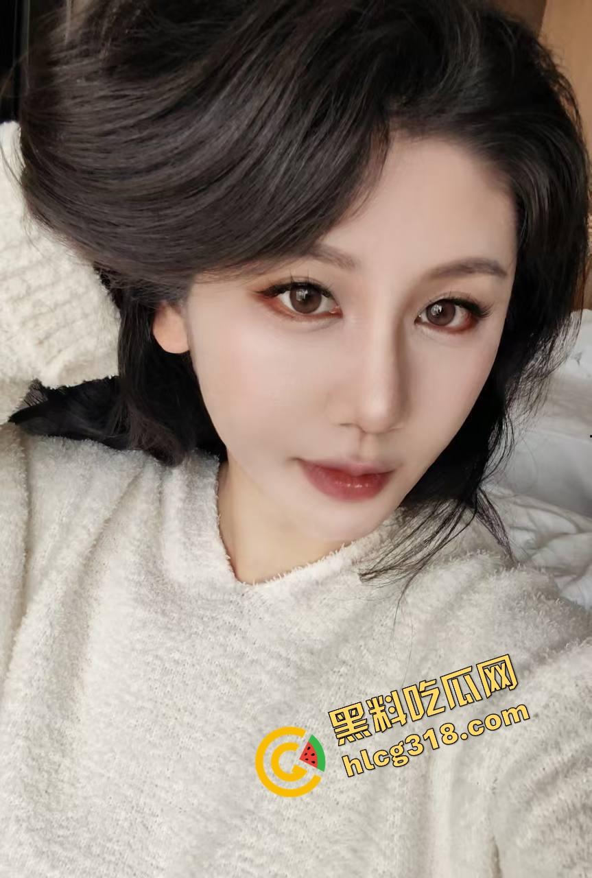 攻速拉满无套干，精神小妹屁股花纹身全程在线，玩3P不带套，说乳胶过敏只是想要被生插！-1