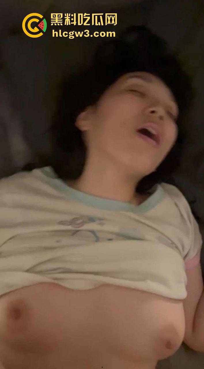 美国留学生眼镜反差婊【杰西】疯狂口爆巨根，满脸享受直呼洋人的屌最好吃！-7