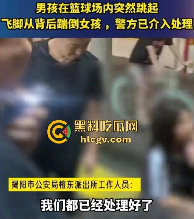 广东揭阳男孩篮球场飞踢女孩引发争议！电动车钥匙被丢失，赔偿不成暴力相向，网友分成两派！-11