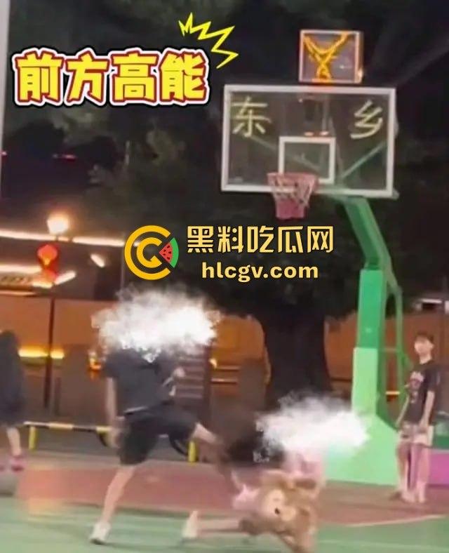 广东揭阳男孩篮球场飞踢女孩引发争议！电动车钥匙被丢失，赔偿不成暴力相向，网友分成两派！-12