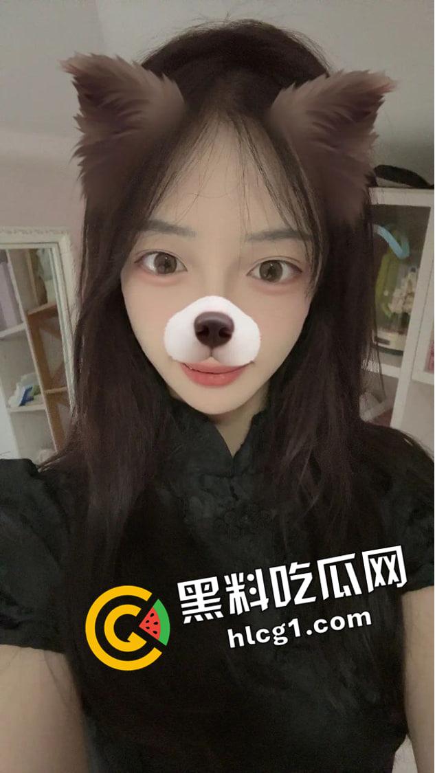 抖音网红【灌汤饱饱】大学生反差婊  阿黑颜露胸抠逼 榜一大哥付费福利流出-3