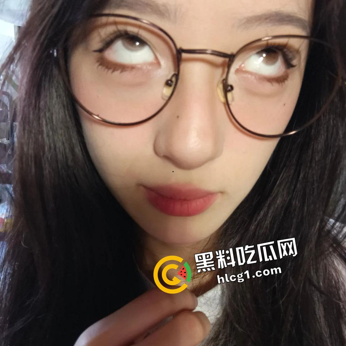 抖音网红【灌汤饱饱】大学生反差婊  阿黑颜露胸抠逼 榜一大哥付费福利流出-4