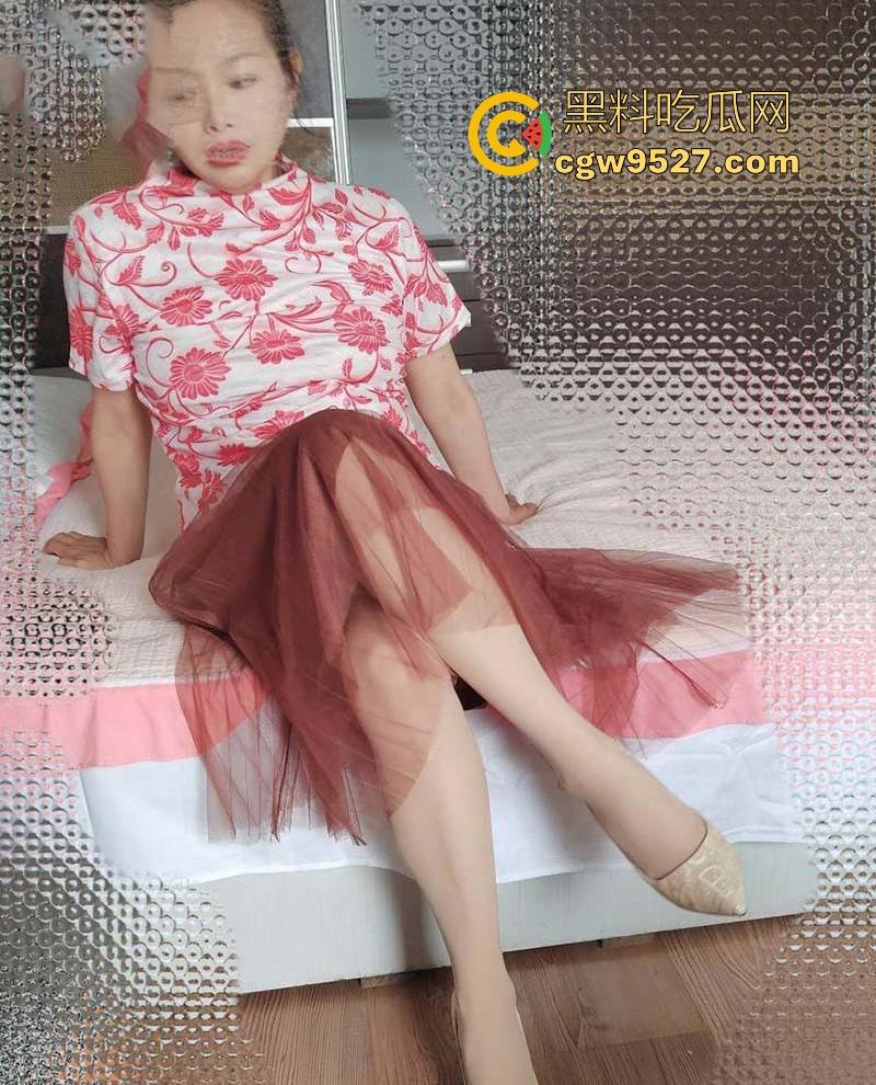 海角乱伦，继父周末出去钓鱼了，在家偷偷用大黄瓜插进了妈妈的成熟身体肥逼里，狠狠的内射满足她！-6