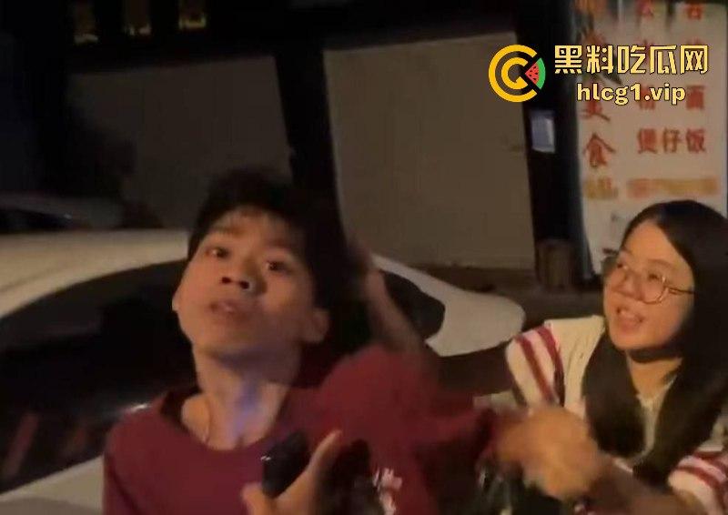 哥们贴脸拍有点过分了哈！鹤山女司机把人撞了 警察来了还追着人打！-2