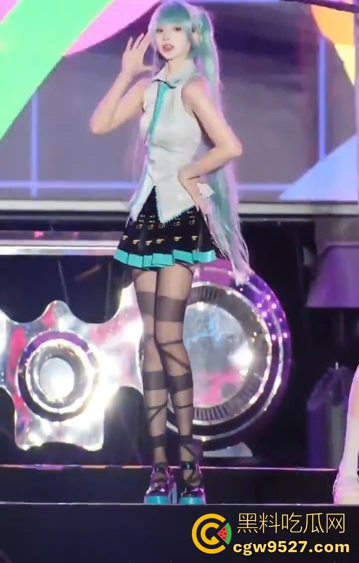 深圳欢乐谷，女团跳舞被女性网友质疑擦边，此前有肌肉男不穿上衣的表演，怎么被举报，不能搞双标！-8