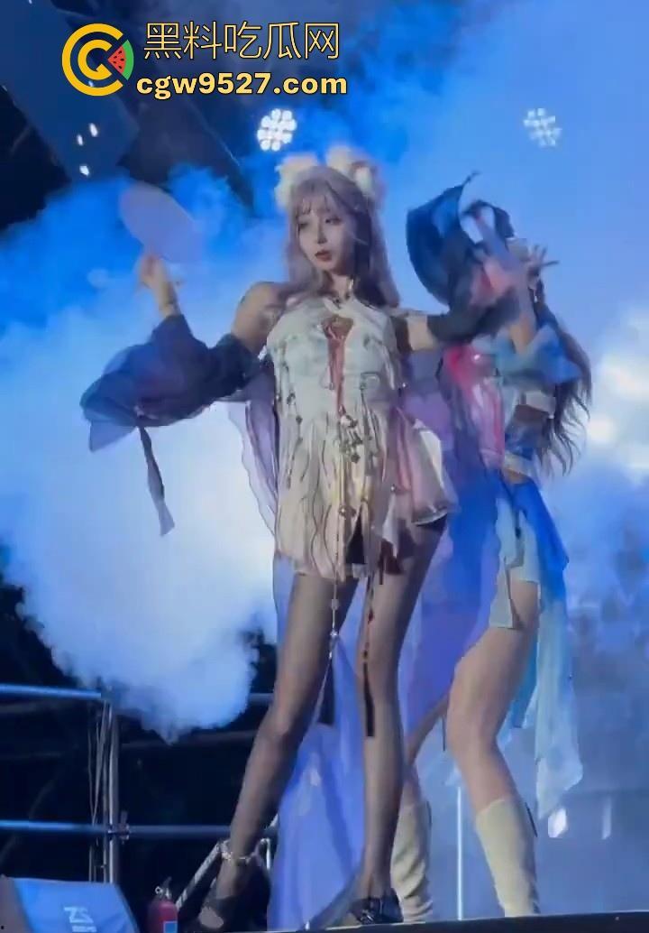 深圳欢乐谷，女团跳舞被女性网友质疑擦边，此前有肌肉男不穿上衣的表演，怎么被举报，不能搞双标！-9