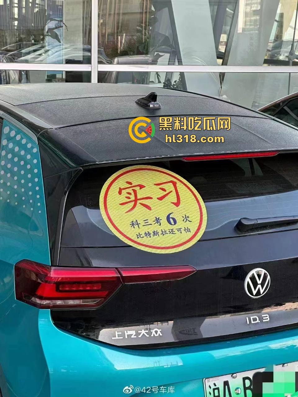 珍爱生命远离女司机!这是多倒霉呀,骑个电动车在路边停车场摔倒,被女司机碾压过去,这都看不到吗?-4