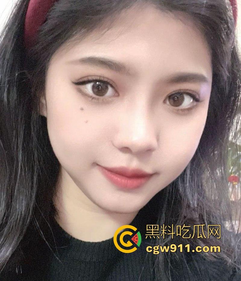 潮汕极品人妻【李雅晴】网聊约炮，勾引炮友裸聊自慰，纤手揉奶乳交假屌，道具狂插骚穴淫水喷溅，骚的一批！-1