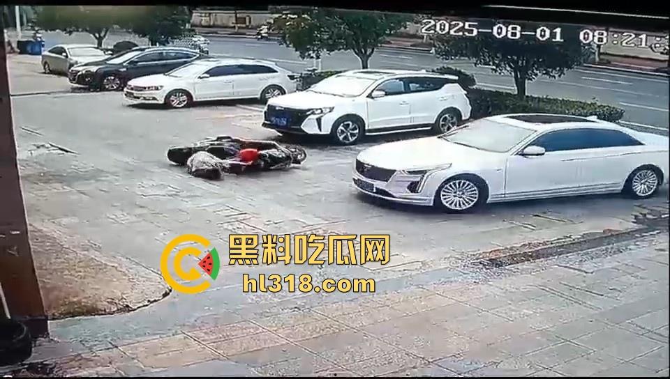 珍爱生命远离女司机!这是多倒霉呀,骑个电动车在路边停车场摔倒,被女司机碾压过去,这都看不到吗?-5