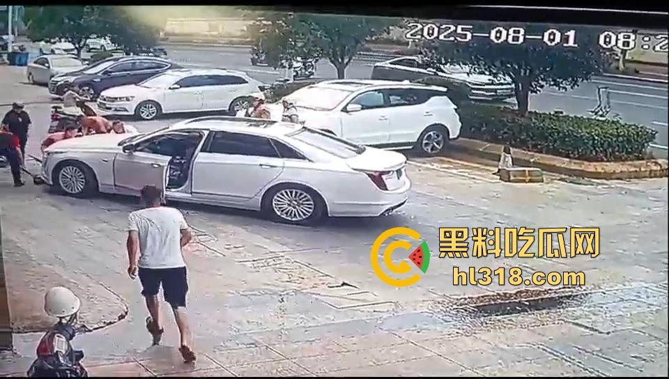 珍爱生命远离女司机!这是多倒霉呀,骑个电动车在路边停车场摔倒,被女司机碾压过去,这都看不到吗?-8