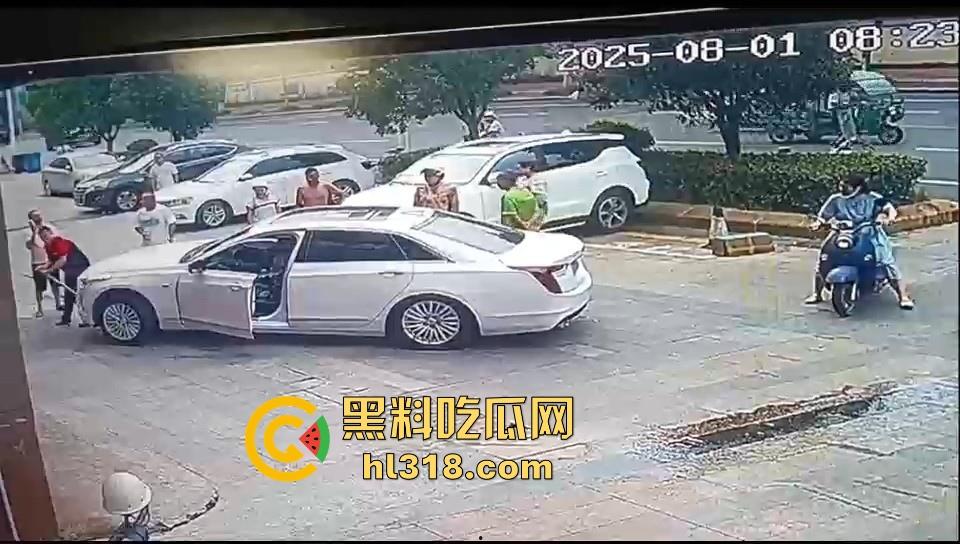 珍爱生命远离女司机!这是多倒霉呀,骑个电动车在路边停车场摔倒,被女司机碾压过去,这都看不到吗?-9