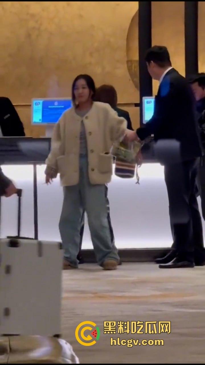 北京三里屯烂醉女大闹酒店大堂 脱衣扒裤还骚扰大堂经理 最后这是被捡尸了？-3