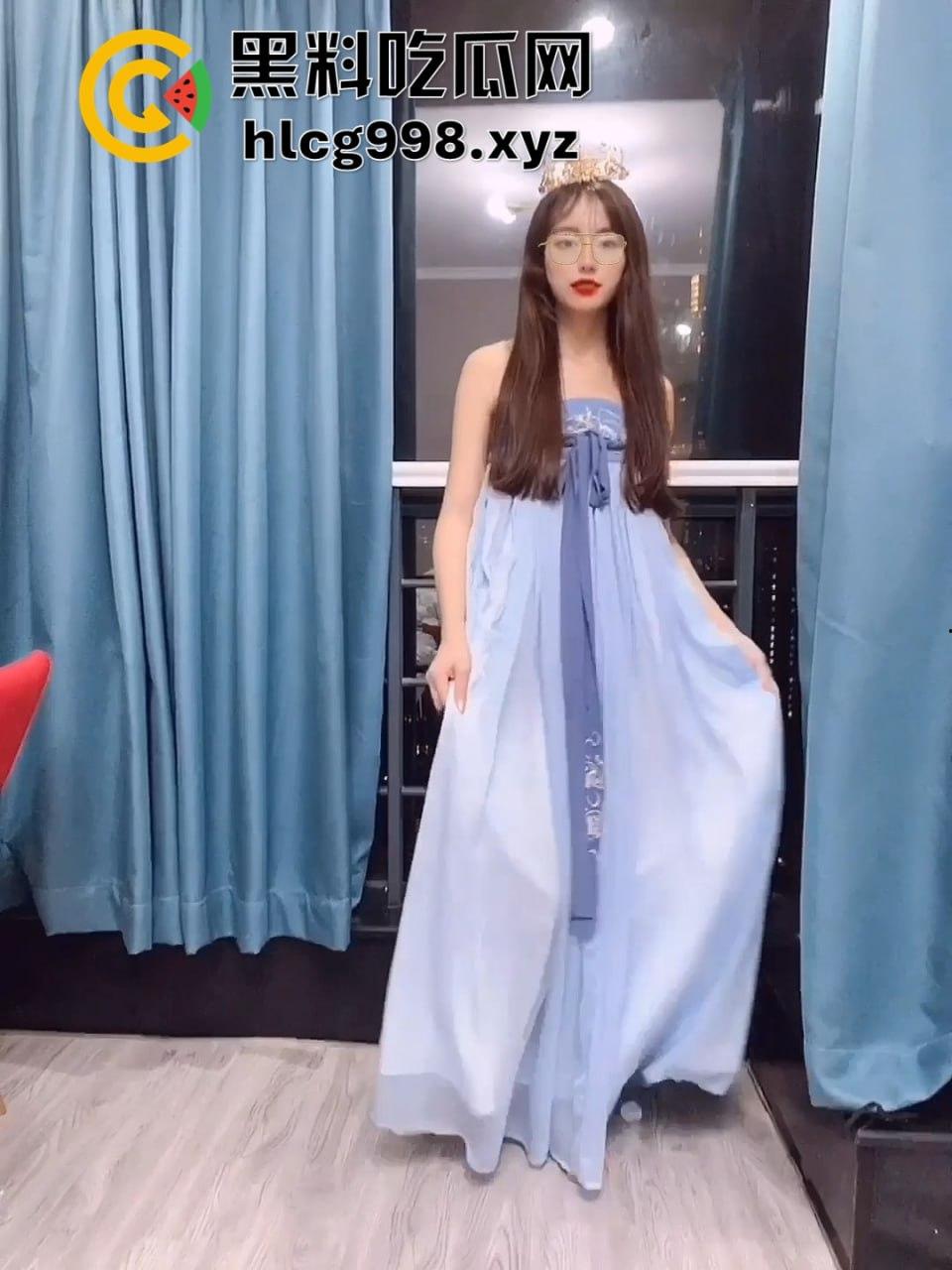 双马尾萝莉『不见星空』骚逼复出！闺蜜男友当道具任她操，双马尾扭腰后入，母狗天赋爆表！-6