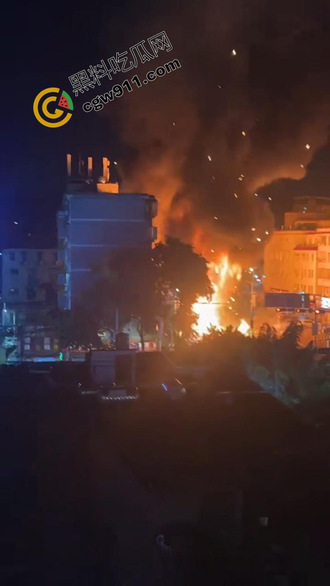 广州白云区货车爆炸险酿惨剧！滔滔大火，硝烟弥漫，爆破连连，现场独有的耀眼与震撼，不容错过-5