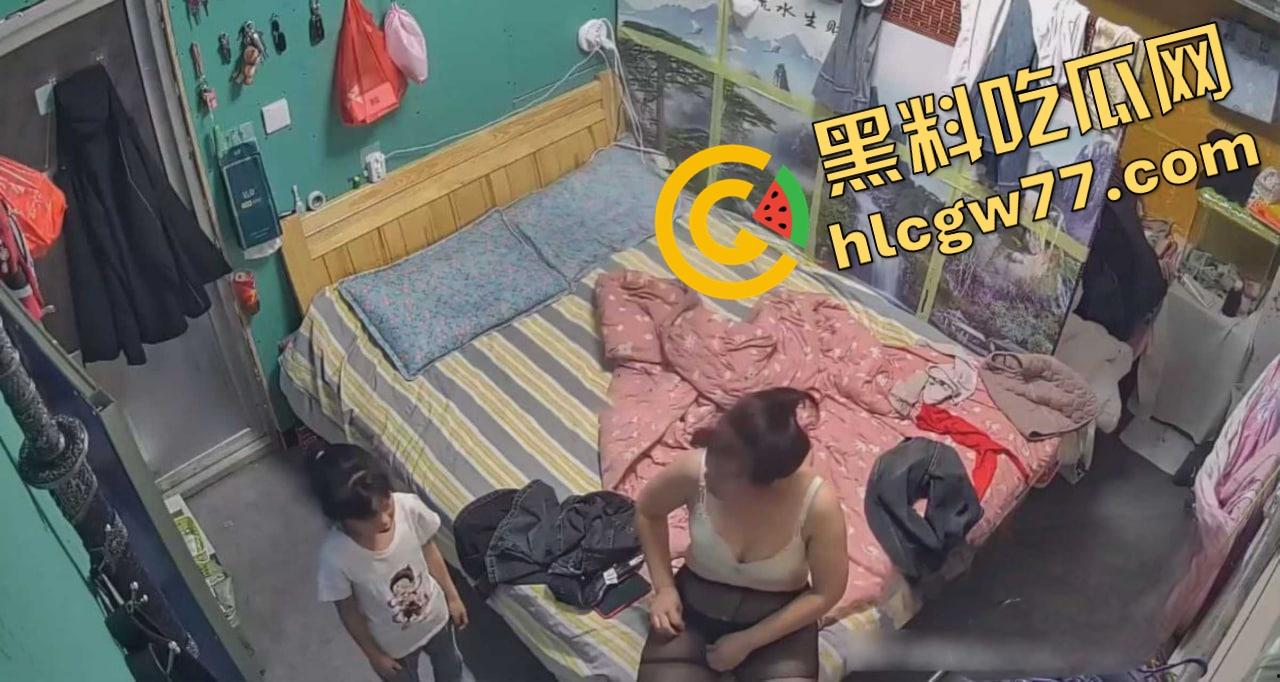 监控破解流出，一位职场母亲打发女儿出门后 拿出了一个专业炮机看着视频猛插骚穴！-6
