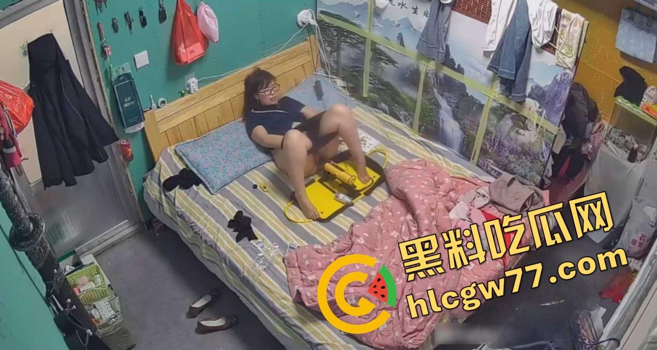 监控破解流出，一位职场母亲打发女儿出门后 拿出了一个专业炮机看着视频猛插骚穴！-9