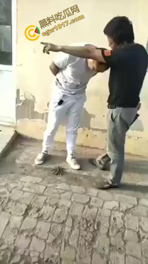 巷中血战：刀光闪烁，白衣男子求锤得锤，黑衣男子疯狂连刀，街头惊魂一幕，鲜血四溅，震惊全城！-1