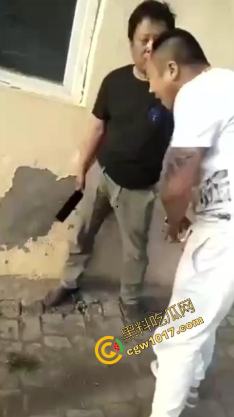 巷中血战：刀光闪烁，白衣男子求锤得锤，黑衣男子疯狂连刀，街头惊魂一幕，鲜血四溅，震惊全城！-5