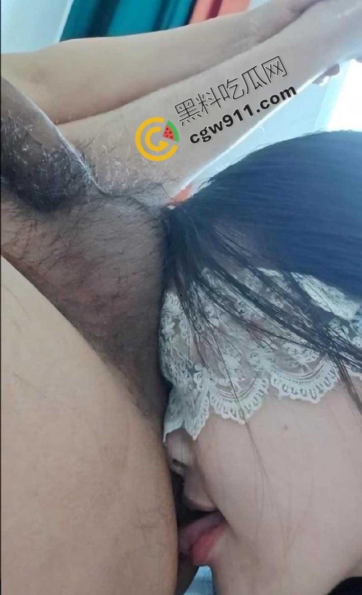 海角兄妹乱伦：房间偷操清纯表妹，书桌上玩弄着极品嫩穴，大屌粗暴入侵，最后口爆颜射，春光无限！-5