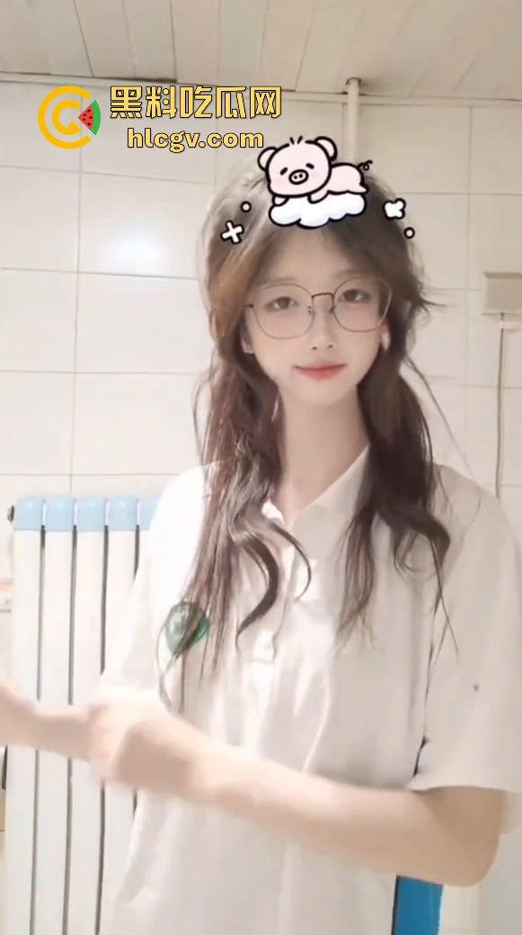 奶神『孙倩』巨乳野外露出引爆眼球！浙江大学06年校花满屏大奶哺育众生，连条狗都爱得不行！-2