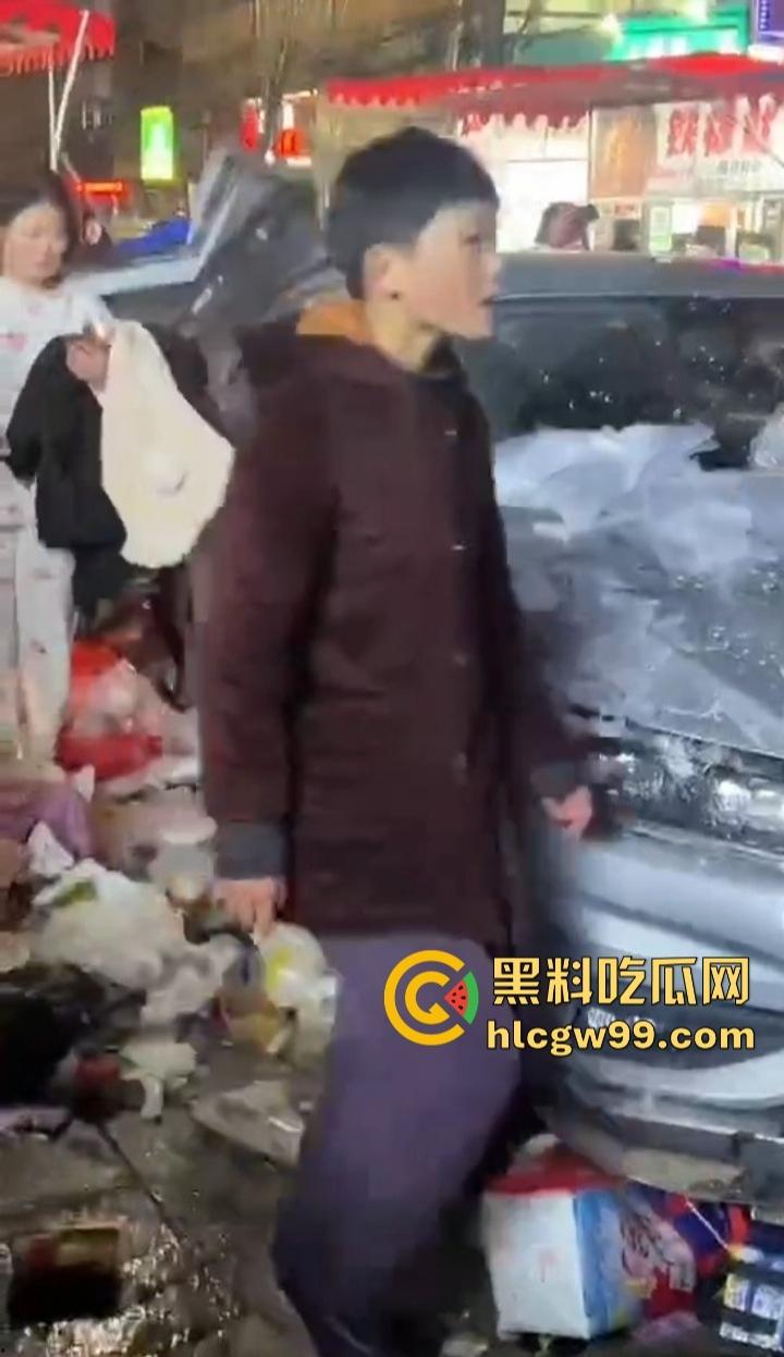 安徽亳州利辛县惊现马路杀神， 酒驾狠人凌晨狂飙，直接冲进小摊贩人群。孕妇当场被撞飞！-1