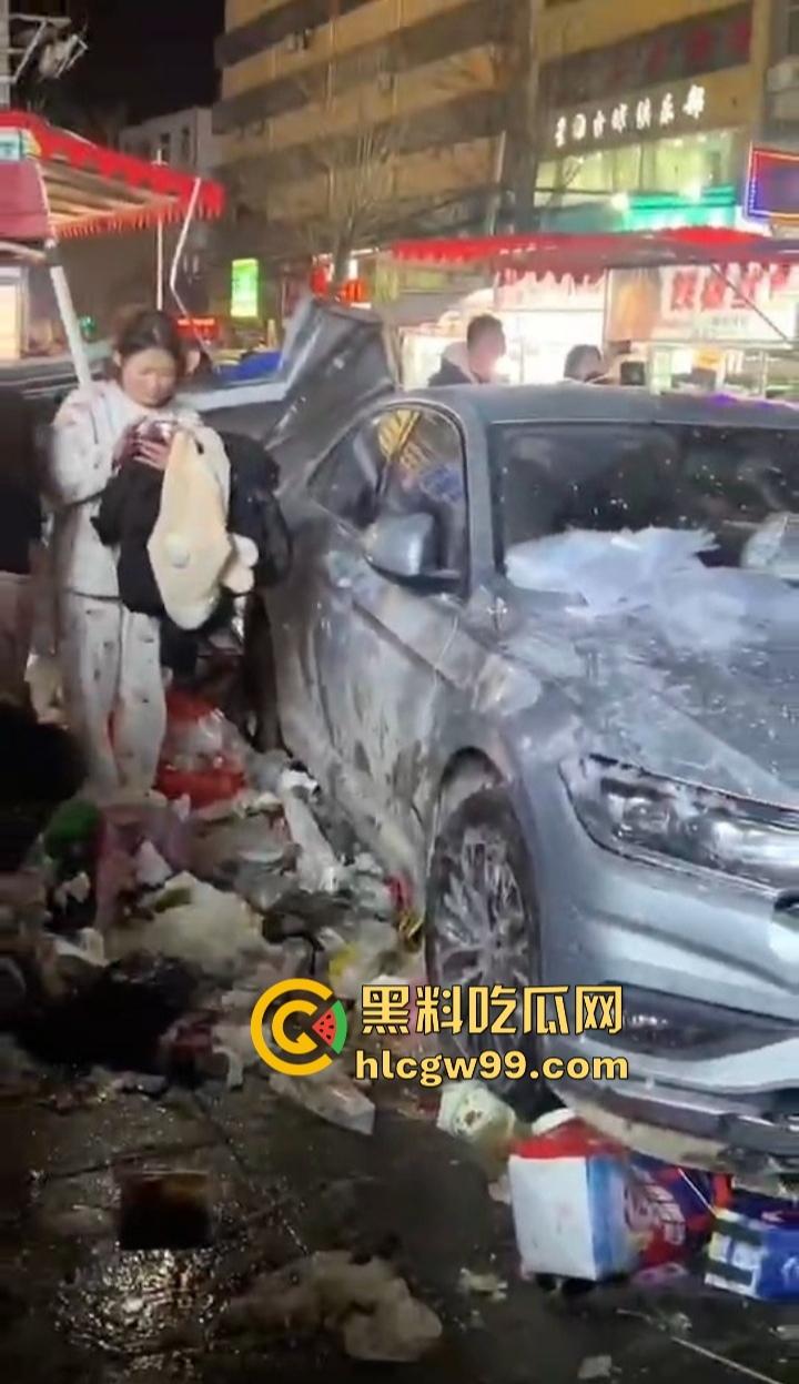 安徽亳州利辛县惊现马路杀神， 酒驾狠人凌晨狂飙，直接冲进小摊贩人群。孕妇当场被撞飞！-2