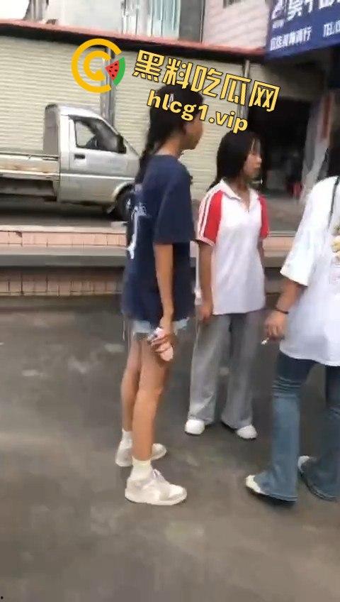 女孩遭几名傻逼残忍欺负，却不敢向家长和老师求助，霸凌者还将视频发到QQ空间炫耀！-4