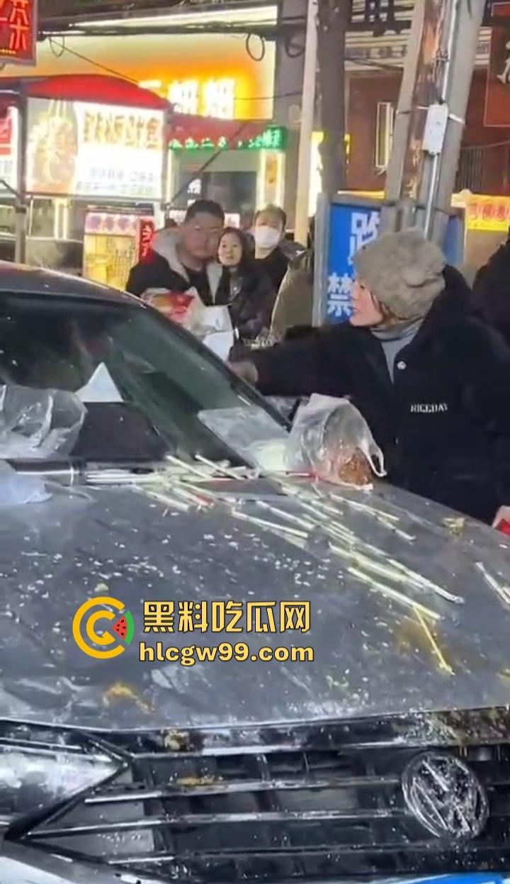 安徽亳州利辛县惊现马路杀神， 酒驾狠人凌晨狂飙，直接冲进小摊贩人群。孕妇当场被撞飞！-5