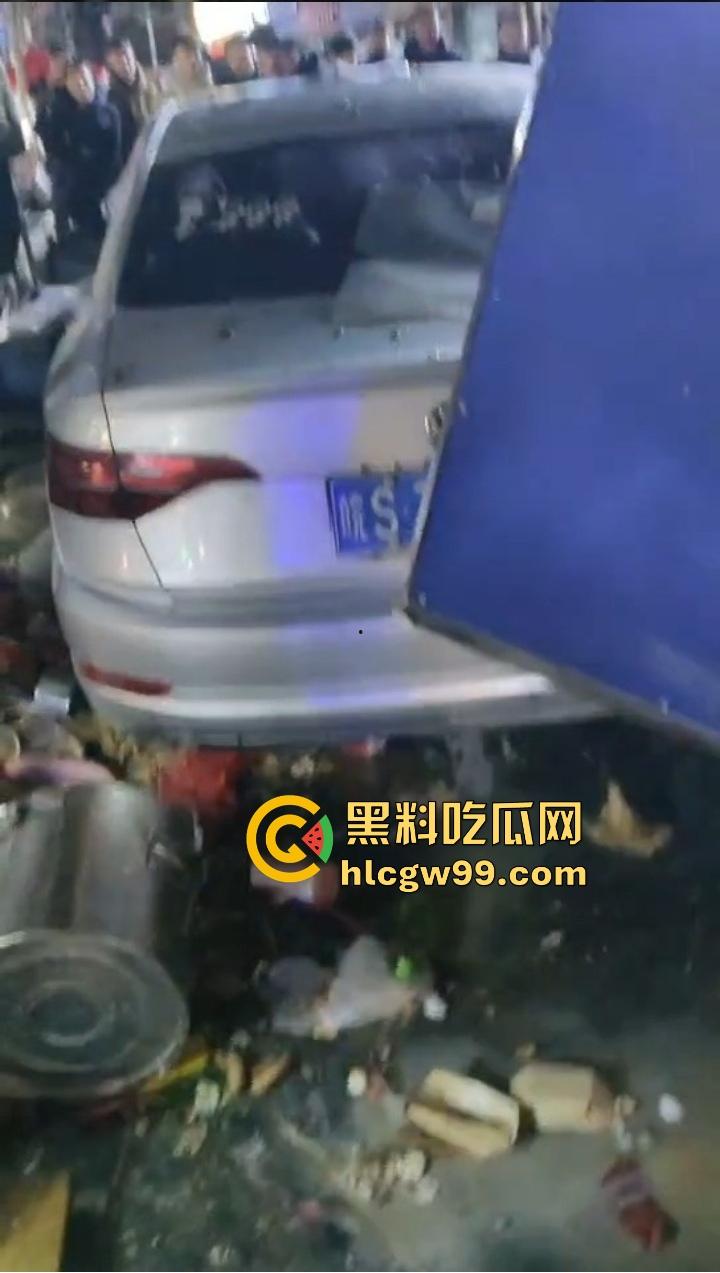 安徽亳州利辛县惊现马路杀神， 酒驾狠人凌晨狂飙，直接冲进小摊贩人群。孕妇当场被撞飞！-13