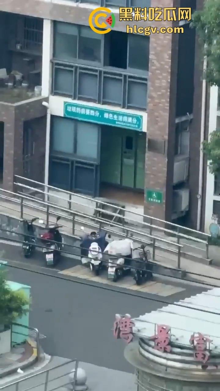 江苏大爷阳台练功不慎坠楼 挂窗户俩小时随风摇曳 视频曝光惊险瞬间-1