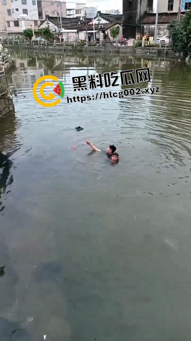 汕头潮阳当街杀人！当众打完架拉下水活生生淹死  这也太狠了 现场视频流出-4