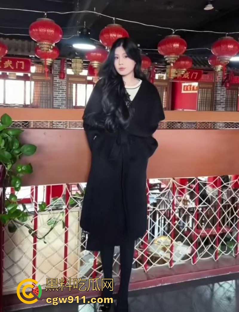 河北肃宁颜值小美【陈丽芬】清纯学妹穿情趣黑丝，撅臀挨操超会呻吟，小穴黝黑淫水泛滥，纯反差骚婊！-3