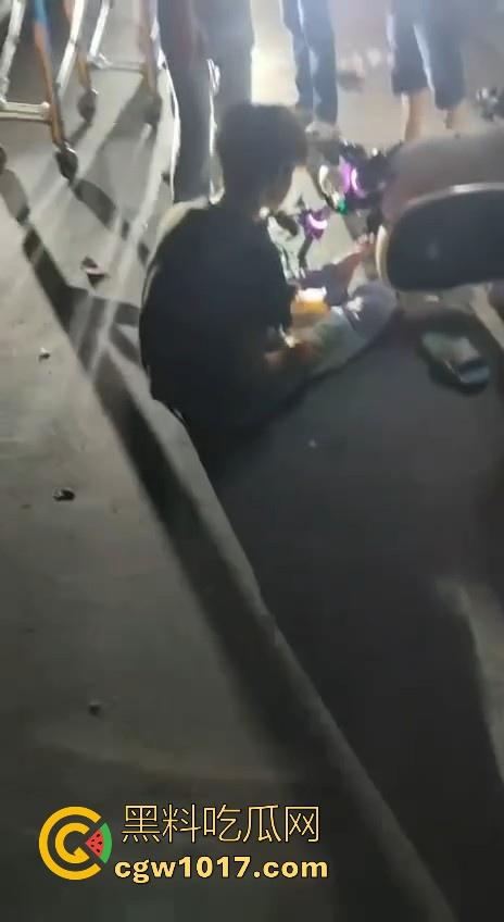 鬼火少年深夜惨遭横祸！深夜凌晨被醉酒司机撞了个倒头就睡，人都飞起来了，车的零件都着火了，极其惨烈！-6