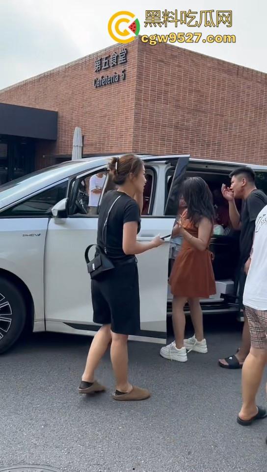 北京土豪大哥假期出游,偶遇路霸相逼停车怒骂,也不惯着他,从言语攻击到两边人马互殴,直至流血才停下!-8