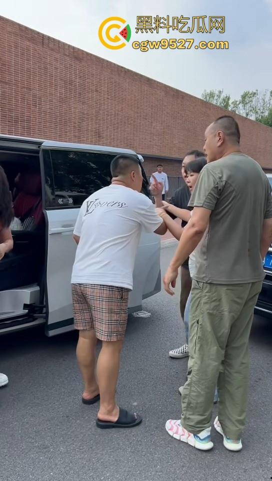 北京土豪大哥假期出游,偶遇路霸相逼停车怒骂,也不惯着他,从言语攻击到两边人马互殴,直至流血才停下!-9