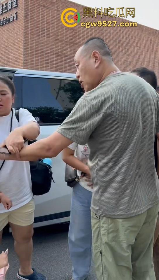 北京土豪大哥假期出游,偶遇路霸相逼停车怒骂,也不惯着他,从言语攻击到两边人马互殴,直至流血才停下!-11