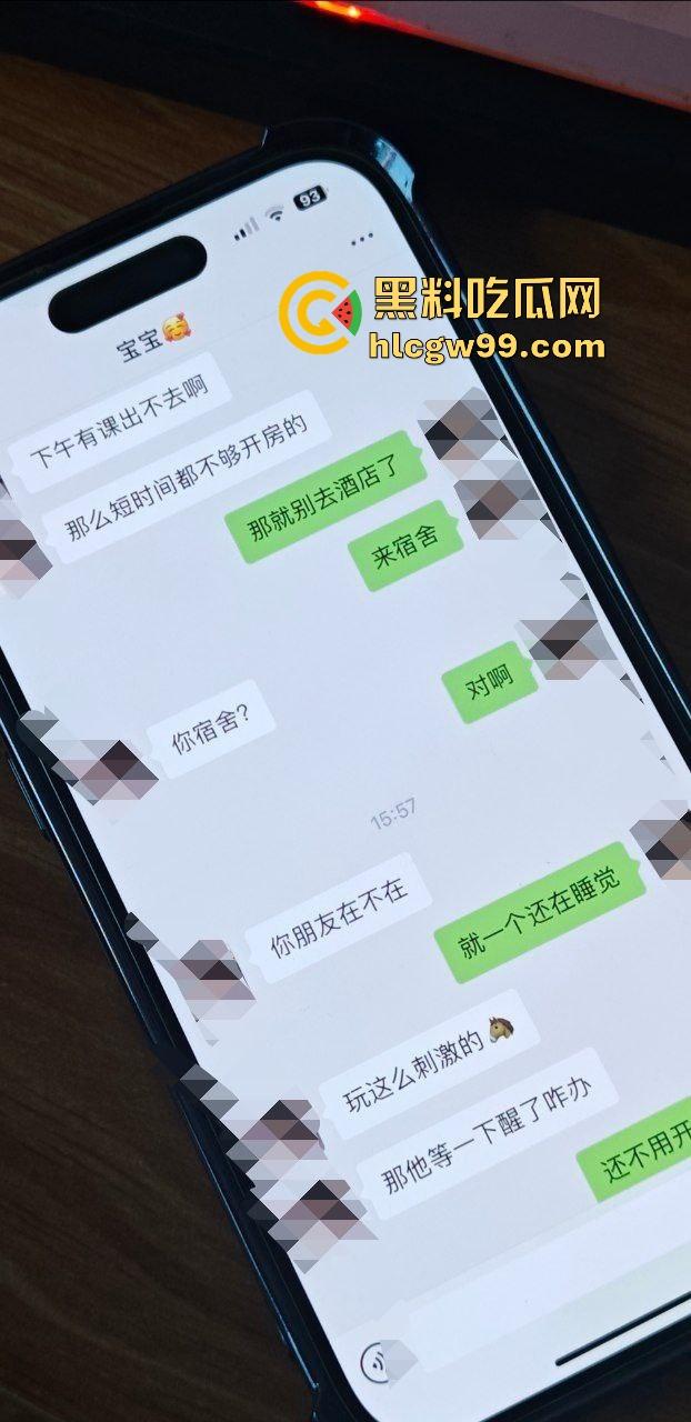 乌鲁木齐职业大学饥渴情侣,下课之余顾不及酒店开房,跑到男友宿舍当着室友面盖被做爱!惨遭偷拍独家流出-1