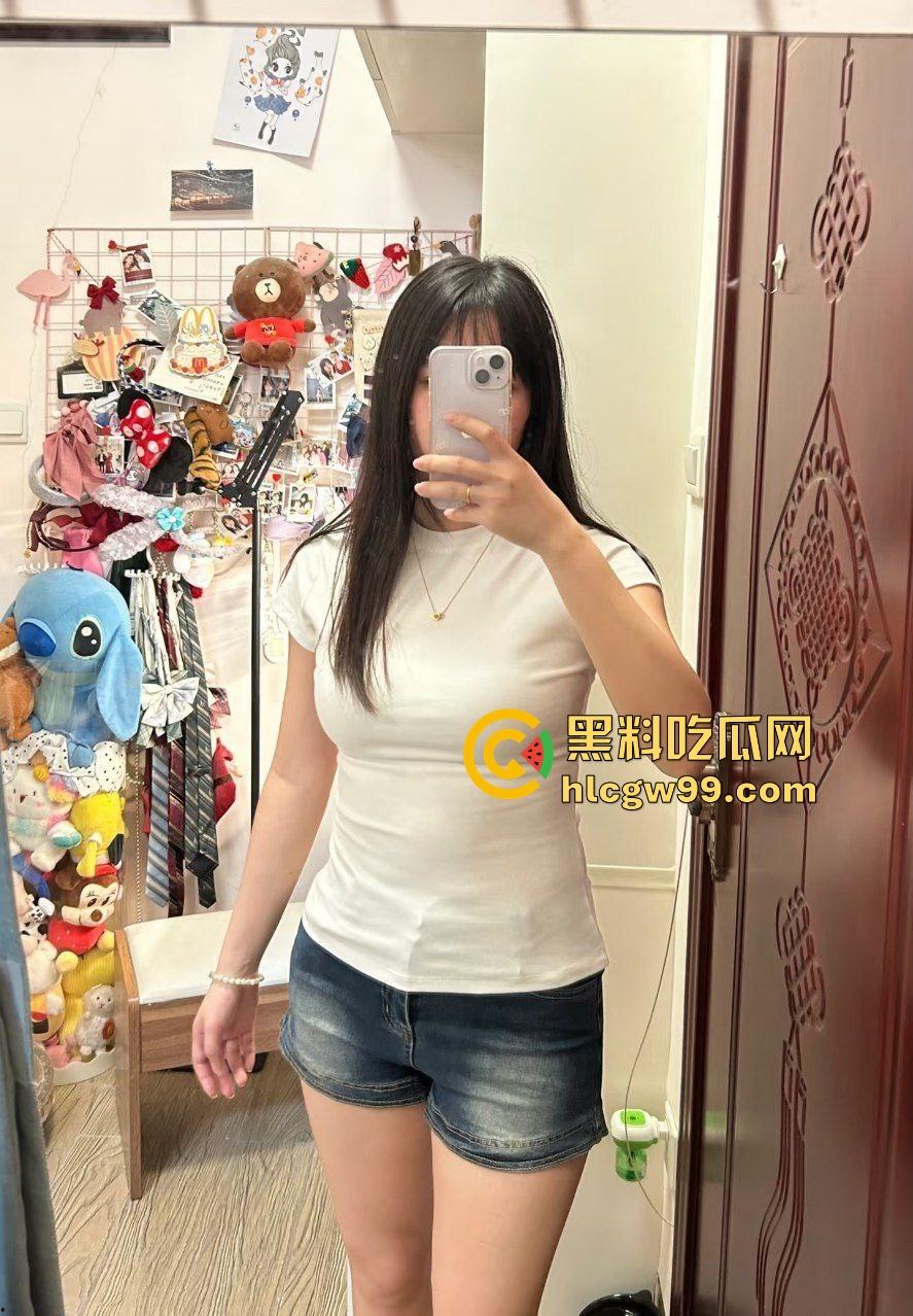 乌鲁木齐职业大学饥渴情侣,下课之余顾不及酒店开房,跑到男友宿舍当着室友面盖被做爱!惨遭偷拍独家流出-6