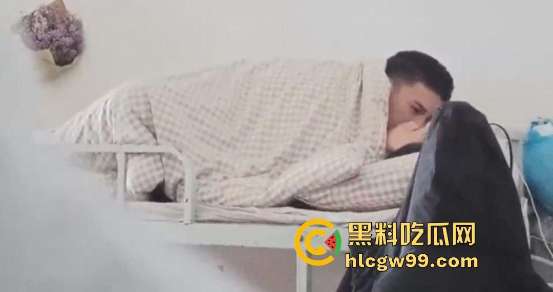 乌鲁木齐职业大学饥渴情侣,下课之余顾不及酒店开房,跑到男友宿舍当着室友面盖被做爱!惨遭偷拍独家流出-8